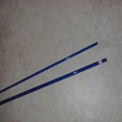 红色的 3WT 6'6"2 片半透明玻璃纤维空白