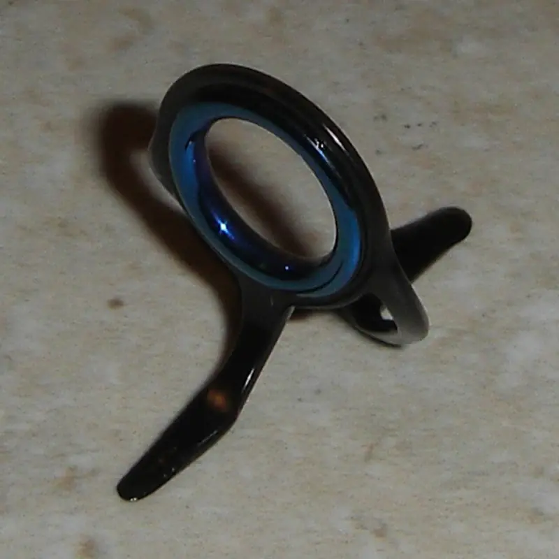 Schwarze Doppel Fuß abstreifen / Casting führt mit blauen Zirkon Ring