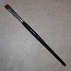 Vavanrakennus maali harjalla