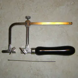 Grundlegende Kork Säge mit einem Dutzend Sägeblätter